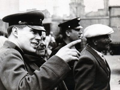 Пересувний звіринець у Львові на території Привокзального ринку, 60-ті роки. Фото Володимира Руденка