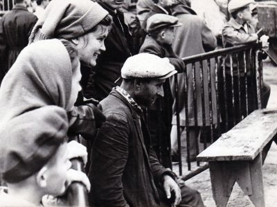 Пересувний звіринець у Львові на території Привокзального ринку, 60-ті роки. Фото Володимира Руденка