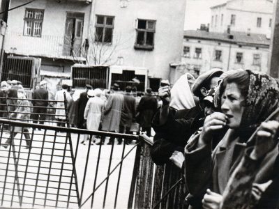 Пересувний звіринець у Львові на території Привокзального ринку, 60-ті роки. Фото Володимира Руденка