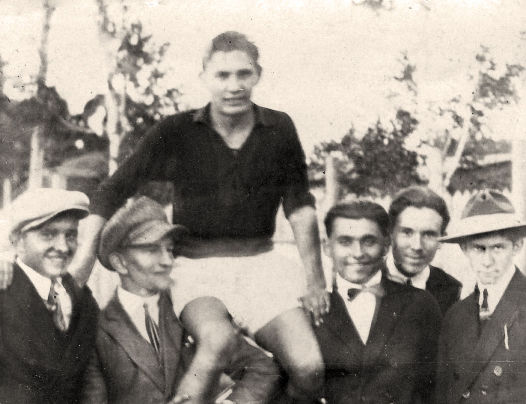 Богдан Підгайний, Роман Шухевич, Григорій Терлецький, Омелян Матла, Едвард Жарський, Іван Прокопович. Львів, 1925 р. З архіву Богдана Підгайного.