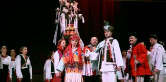 Сцена з вистави «Гуцульський рік»