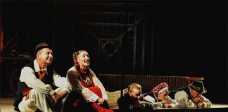 Сцена з вистави «Павлинка»