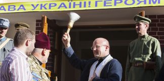 Отець Степан Сус освячує "Будинок воїна"