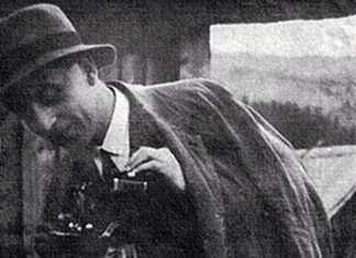 Нестор Нижанківський за фотоапаратом. Фото з колекції Ольги Бачинської