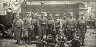 Львів, листопад 1918 р. Під світлиною підпис Степана Гайдучка: “Обслуга авта з машиновим крісом. Вона їздила по вулицях міста особливо в горішній його частині і розганяла збираючих військових поляків. Четар відділу з назвиська мені незнаний. По відзнаках на ковніри – спеціяліст командувати скорострілами”. З приватного архіву Степана Гайдучка (м. Львів).