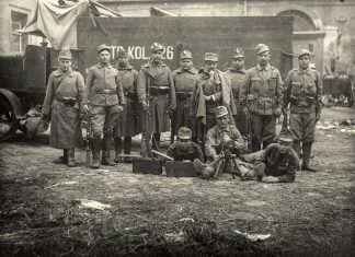 Львів, листопад 1918 р. Під світлиною підпис Степана Гайдучка: “Обслуга авта з машиновим крісом. Вона їздила по вулицях міста особливо в горішній його частині і розганяла збираючих військових поляків. Четар відділу з назвиська мені незнаний. По відзнаках на ковніри – спеціяліст командувати скорострілами”. З приватного архіву Степана Гайдучка (м. Львів).