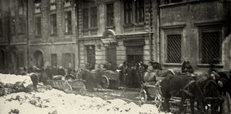 Львів, листопад 1918 р. Під світлиною підпис Степана Гайдучка: “Підльвівські селяни-українці привезли харчі для війська у Львові. Вулиця Бляхарська, 29 на Підвалю біля будівлі Дністра і давного арсеналу”. З приватного архіву Степана Гайдучка (м. Львів).