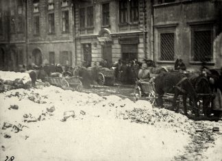 Львів, листопад 1918 р. Під світлиною підпис Степана Гайдучка: “Підльвівські селяни-українці привезли харчі для війська у Львові. Вулиця Бляхарська, 29 на Підвалю біля будівлі Дністра і давного арсеналу”. З приватного архіву Степана Гайдучка (м. Львів).