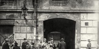 “Вхід до “Народного Дому” при вул. Театральній. Там містилася українська військова команда і там містився військовий комітет перед захопленням влади у Львові. З військового погляду незручне місце для керування боями” – Степан Гайдучок. Восьмий зліва у військовому однострої Іван Боберський. Львів, листопад 1918 р. З приватного архіву Степана Гайдучка (м. Львів).