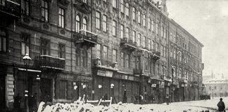 Львів, листопад 1918 р. Під світлиною підпис Степана Гайдучка: “В часі “перемиря” (яке служило в користь поляків). Цивільне населення переходить біля опорної, української барикади на Казимирівській вулиці”. З приватного архіву Степана Гайдучка (м. Львів).