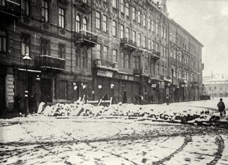 Львів, листопад 1918 р. Під світлиною підпис Степана Гайдучка: “В часі “перемиря” (яке служило в користь поляків). Цивільне населення переходить біля опорної, української барикади на Казимирівській вулиці”. З приватного архіву Степана Гайдучка (м. Львів).