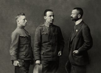 Іван Боберський (перший справа). Відень, 1915 р. Збірка світлин УСС з Бродівського історико-краєзнавчого музею.