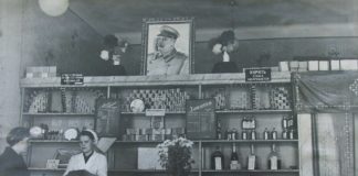 Полиці напівпорожні, натомість є Сталін