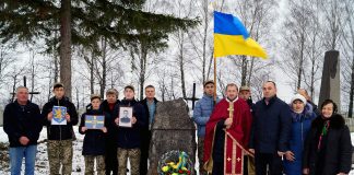 Місто Гнівань. Вихованці історико-краєзнавчого гуртка під керівництвом Олександра Коваля на могилі підпоручика 14-ї Станіславської бригади УГА отця Володимира Ванчицького.