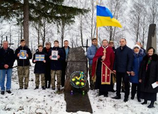 Місто Гнівань. Вихованці історико-краєзнавчого гуртка під керівництвом Олександра Коваля на могилі підпоручика 14-ї Станіславської бригади УГА отця Володимира Ванчицького.