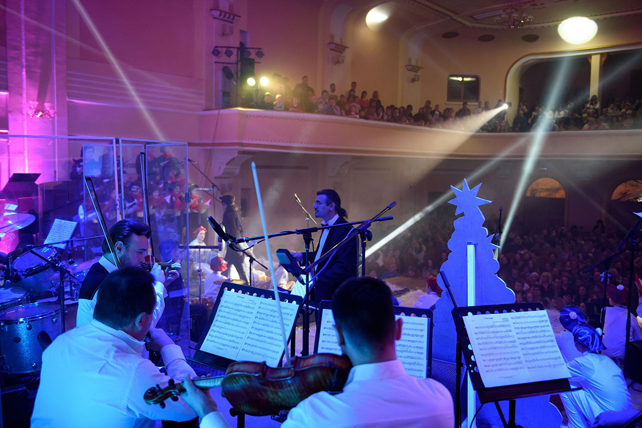 Сцена з дитячого мюзикл-казки "Пригода Святого Миколая"