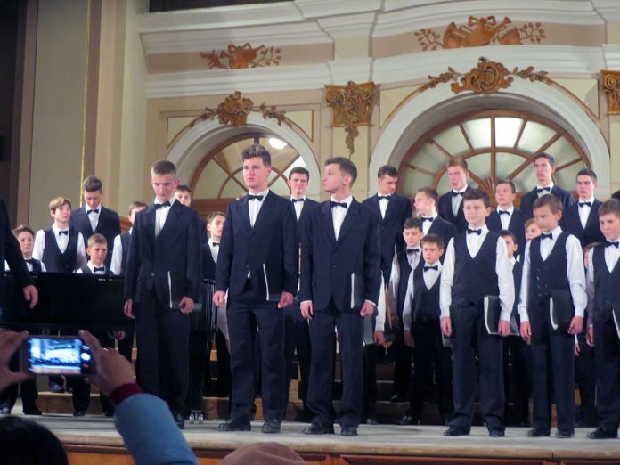 Виступ Хору хлопчиків та юнаків Мукачівської хорової школи (керівник Володимир Волонтир)