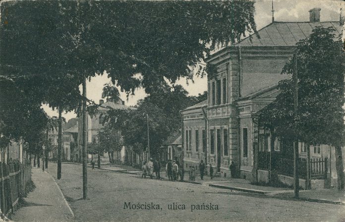 Вулиця Панська в Мостиськах, поштівка 1912 року Вулиця Панська в Мостиськах, поштівка 1912 року