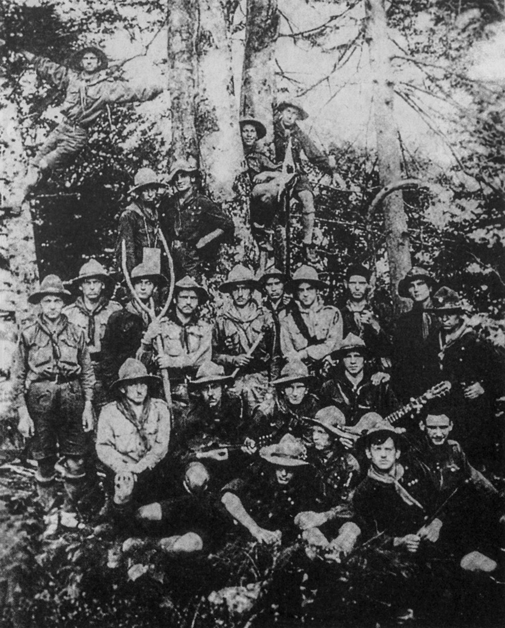 Пластуни 3-го куреня старших пластунів “Лісові Чорти” у таборі на схилах Сокола в Карпатах. Зліва направо: 1-й ряд: Андрій Охримович, Володимир Мурський, Юрій П’ясецький; 2-й ряд: Тарас Грушкевич, Юліан Воробкевич, Роман Шухевич, Ярко Весоловський, Юрій Студинський, Богдан Стернюк, Юрій Цегельський, Марко Бачинський, Юрій Старосольський; 3-й ряд: Іван Зубенко, Петро П’ясецький, Мирослав Раковський, Роман Барановський; вгорі на деревах – невідомий, Степан Щуровський, Степан Коржинський, Роман Мацюрак, Богдан Кравців, Василь Кархут. Серпень 1926 р.