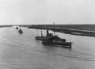 Бойовий корабель пінської річкової флотилії «Генерал Шептицький» 1922–1931 рр. Цей корабель мав стати основою української дніпровської річкової флотилії. Був подарований поляками уряду Симона Петлюри пізля визволення Києва від більшовиків у 1920 році. Після захоплення України більшовиками, корабель відплив на територію Речі Посполитої Фото з колекції «Narodowe Archiwum Cyfrowe».