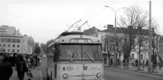 Вид на рівненську стометрівку і тролейбусну зупинку, 1976 рік