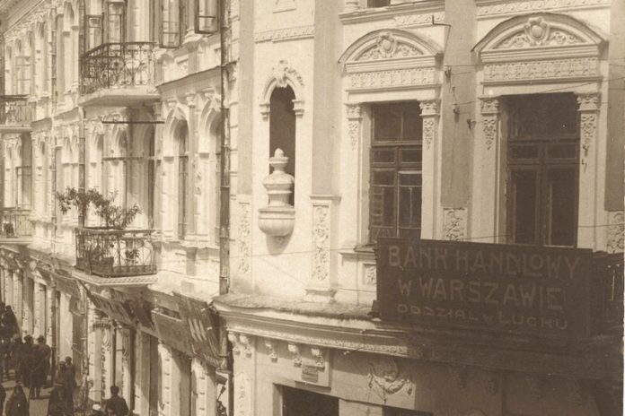 Один з будинків Кронштейнів біля Братського мосту у Луцьку Один з будинків Кронштейнів біля Братського мосту у Луцьку