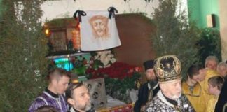 Раритетне Євангеліє (позаду священика) з церкви в Самборі. Фото: lmn.in.ua