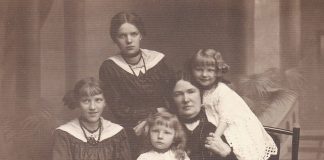 Гелена Мнішек з доньками, фото зі сайту sabnie.pl