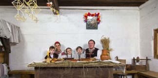 Бойківська родина за Різдвяним столом