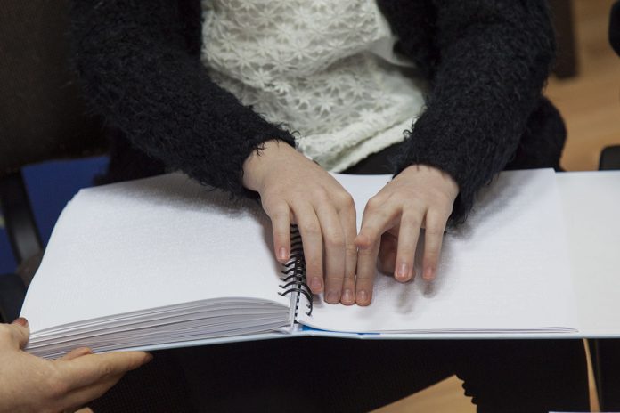 Презентація книги львівської письменниці Лесі Кічури «Добрі мамині казки. Магія Різдва» надрукованої шрифтом Брайля