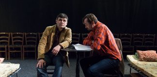 Репетиційний момоент постановки "Емігранти"