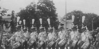 Підрозділ барабанщиків 45-го полку стрільців кресових в історичних мундирах. Дефіляда біля гарнізонного Будинку жовніра (тепер — Будинку офіцерів)