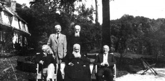 Брати Шептицькі в Прилбичах. Фото зроблене 4-го серпня 1939 р., як виявилося, під час їхньої останньої зустрічі (Фото з колекції «Archiwum Szeptyckich» (Власність «Fundacji Rodu Szeptyckich»)