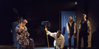 Сцена з вистави “Гойдалка для трьох”