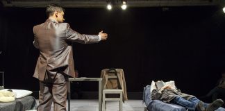 Сцена з вистави "Емігранти"