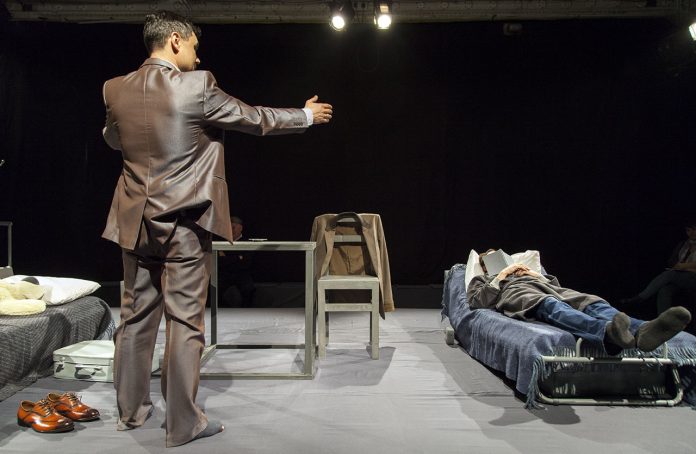 Сцена з вистави "Емігранти"