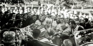 Митрополит Андрей Шептицький в авто в оточенні семінаристів, 30-ті рр.