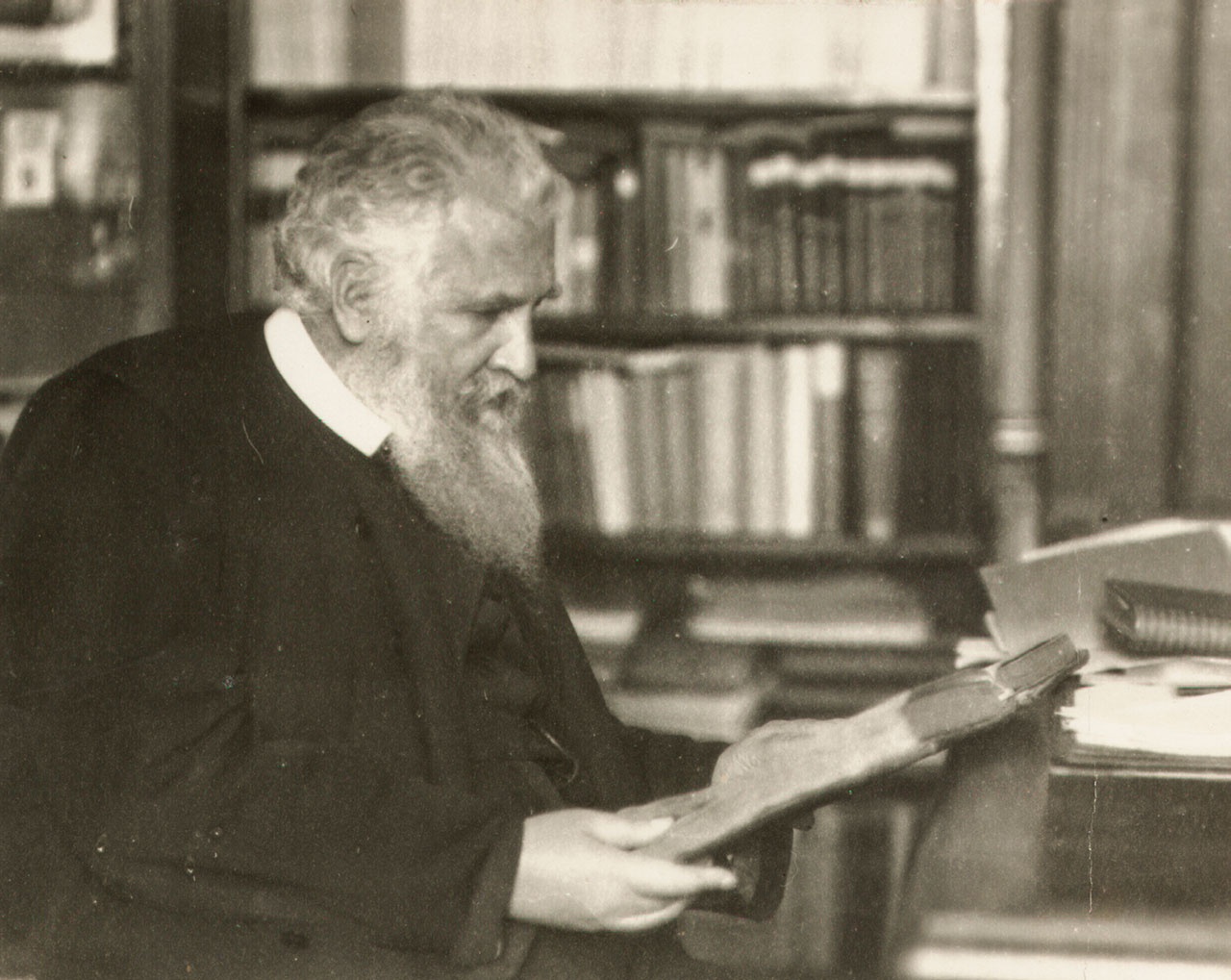 Митрополит Андрей Шептицький у бібліотеці