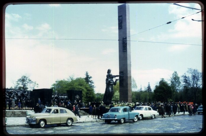 Монумент бойової слави радянських збройних сил, 1970-ті. Фото: ПРО ЛЬВІВ Монумент бойової слави радянських збройних сил, 1970-ті. Фото: ПРО ЛЬВІВ