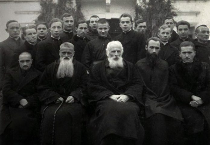 Ігумен Свято-Успенської Унівської Лаври о. Климентій Шептицький з монахами-студитами та богословами