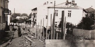 Вулиця Елізи Ожешко в Луцьку в тридцятих. По центру вулиці прокладають водогін. З архіву Луцького водоканалу