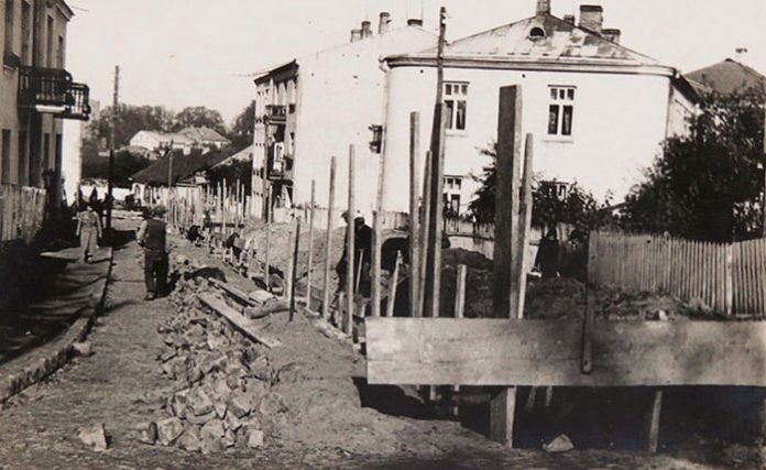 Вулиця Елізи Ожешко в Луцьку в тридцятих. По центру вулиці прокладають водогін. З архіву Луцького водоканалу