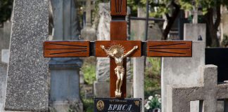 Хрест на могилі Любомира Криси