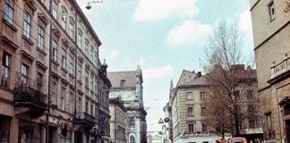 Львів, вулиця Театральна, праворуч площа Катедральна. Фото 1979 року.