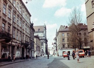 Львів, вулиця Театральна, праворуч площа Катедральна. Фото 1979 року.