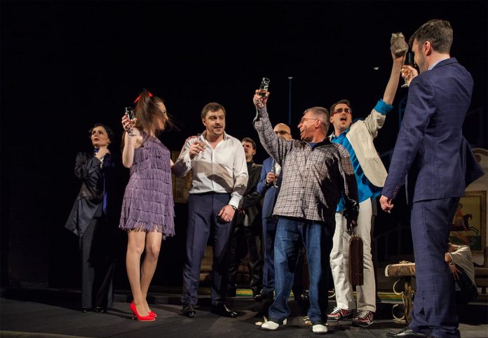 Сцена з вистави «Соло для мідних труб»