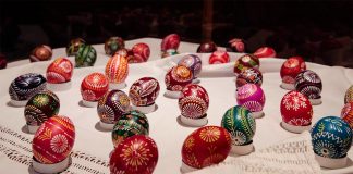 Експозиція виставки Марії Янко «Сяє радість із небес: Христос Воскрес!»