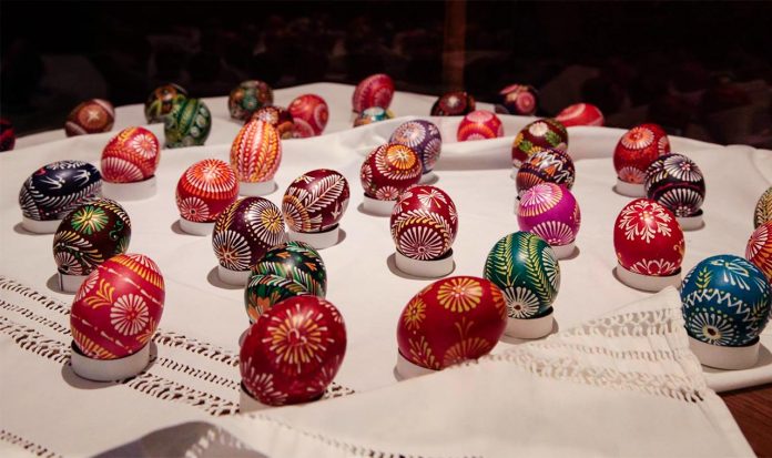 Експозиція виставки Марії Янко «Сяє радість із небес: Христос Воскрес!»