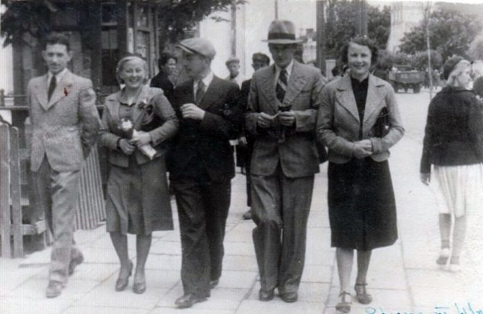 а вулицях Рівного. Крайній зліва Ариф Урусов