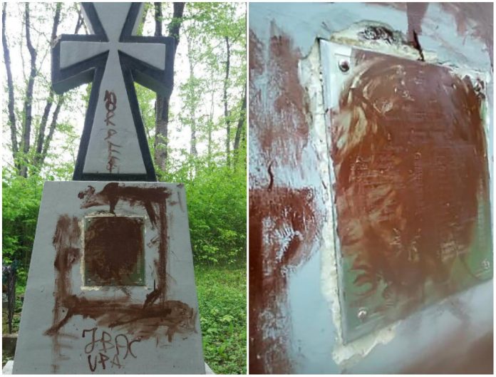 Сплюндрований хрест у Фредрополі. Фото: nasze-slowo.pl